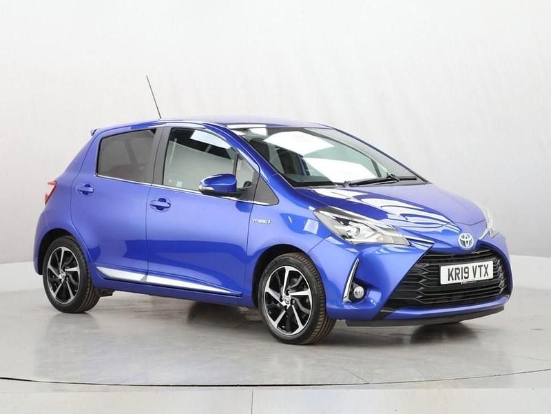 Used Toyota Yaris Hybrid 100 HP (73 kW) 2019 Blue Hatchback