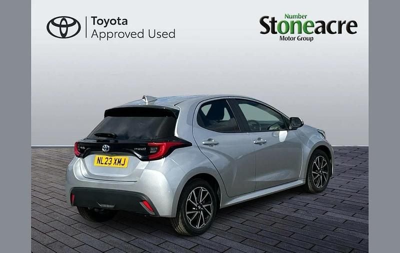 Used Toyota Yaris Hybrid Design 116 HP (85 kW) 2023 Silver Hatchback