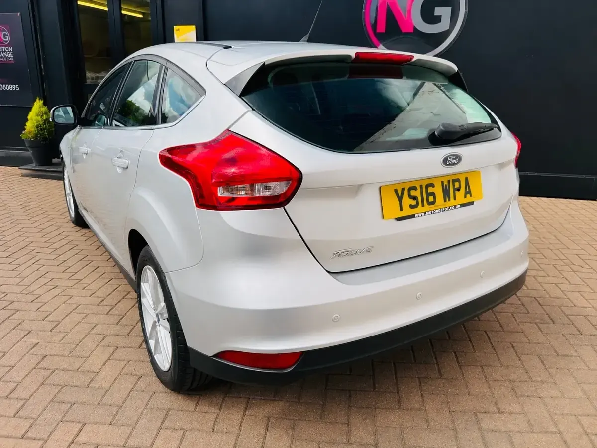 Used Ford Focus Zetec 120 HP (88 kW) 2016 Silver Hatchback