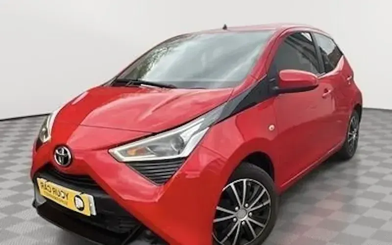 Usado Toyota Aygo X-play 72 CV (52 kW) 2020 Rojo Utilitario