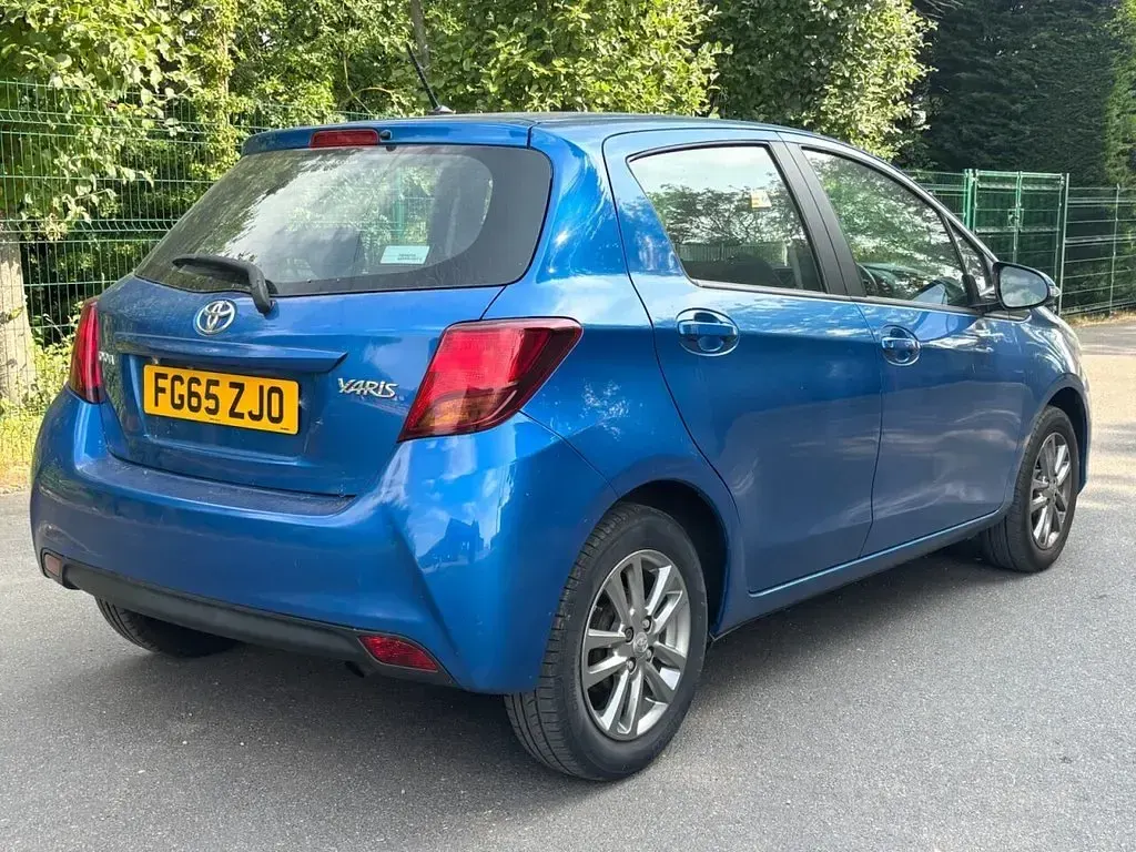 Used Toyota Yaris Multidrive S 99 HP (72 kW) 2015 Blue Hatchback