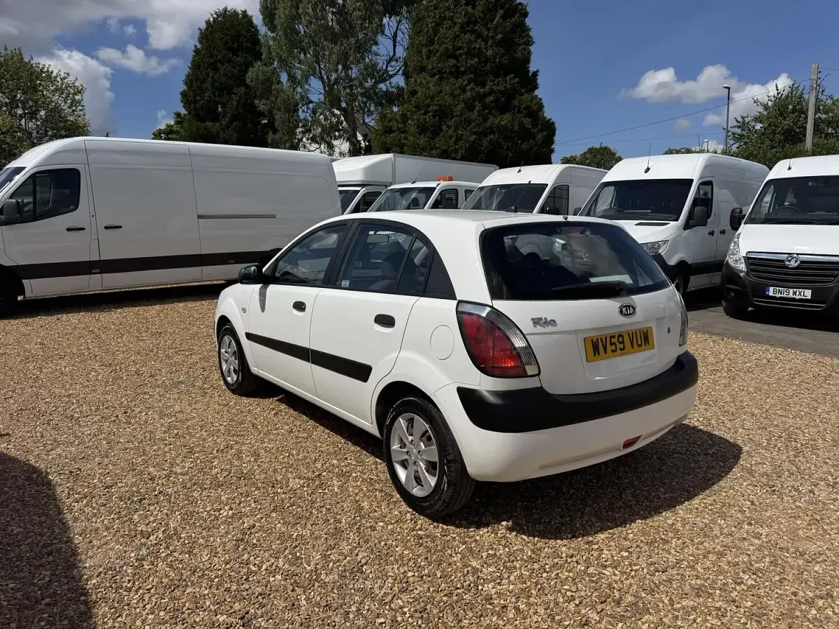 Used Kia Rio 2009 White Hatchback