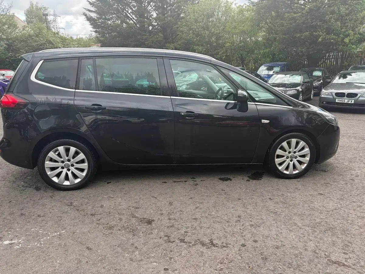 Second-hand Vauxhall Zafira 170 CP (125 kW) 2012 Negru Monovolum