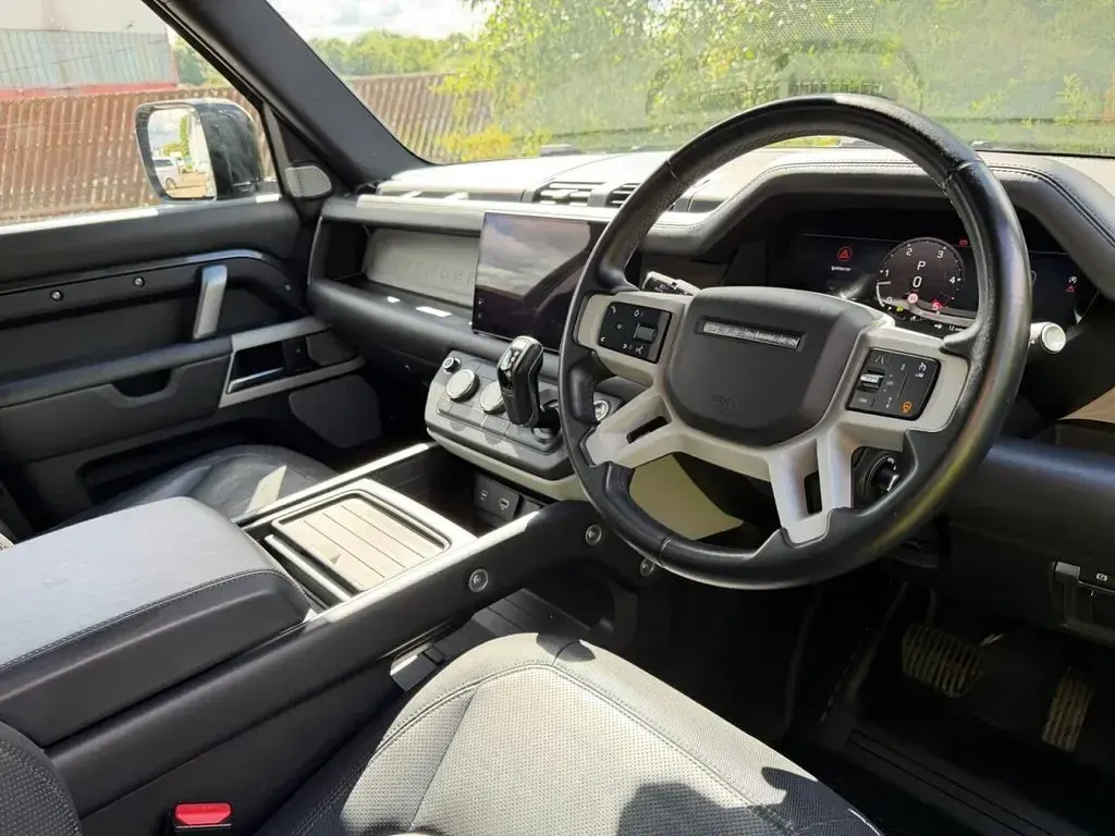 Used Land Rover Defender HSE Dynamic 300 HP (220 kW) 2023 Grey SUV