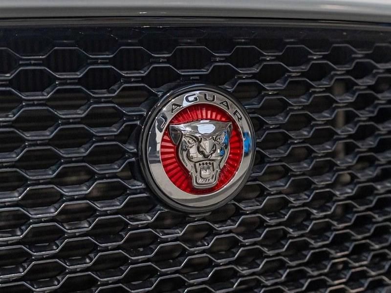 Second-hand Jaguar F-Pace Chequered Flag 180 CP (132 kW) 2019 Alb SUV