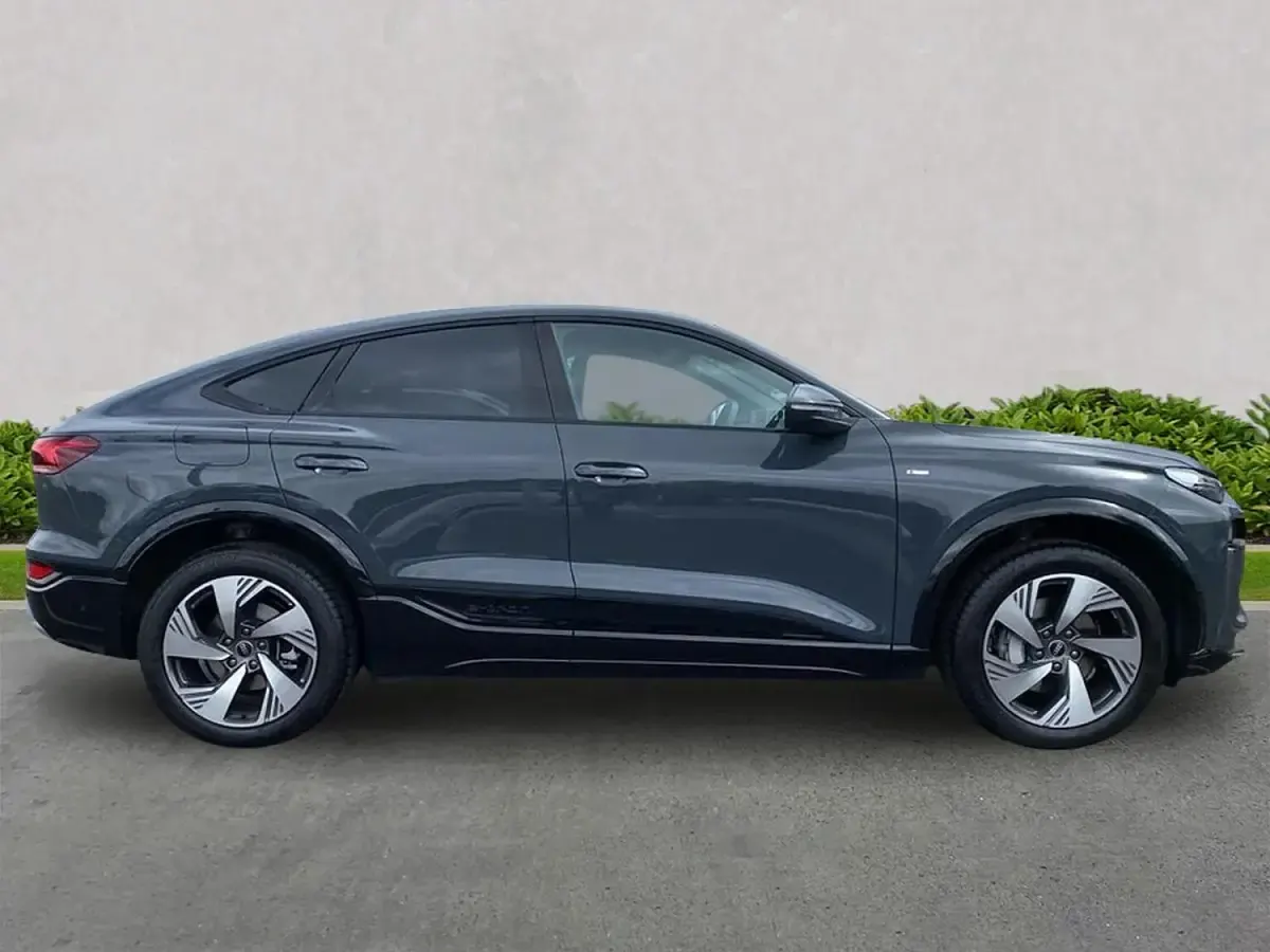 Begagnad Audi e-tron Sport 185 kW (252 HK) 2026 Grå SUV