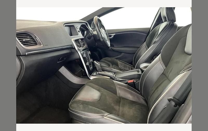 Usado Volvo V40 R-Design 122 HP (89 kW) 2018 Cinzento Citadino