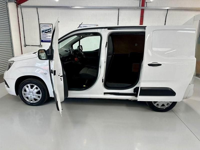 Used Vauxhall Combo Sportive 100 HP (73 kW) 2022 White MPV