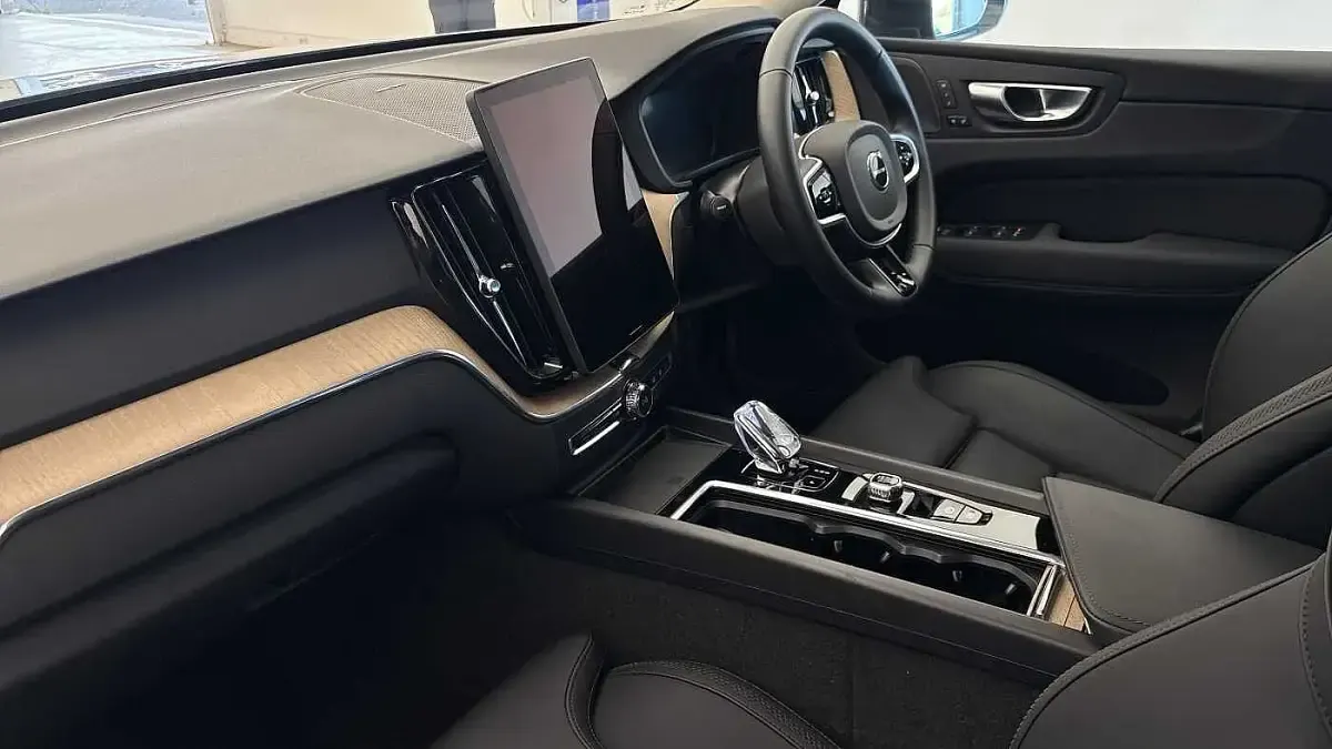 Used Volvo XC60 Plus 250 HP (183 kW) 2025 Aurora silver SUV