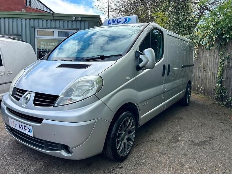 Usado Renault Trafic 115 HP (84 kW) 2012 Prateado Monovolume