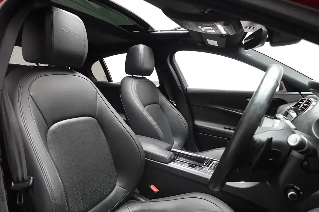 Used Jaguar XE Portfolio 200 HP (147 kW) 2019 Red Sedan