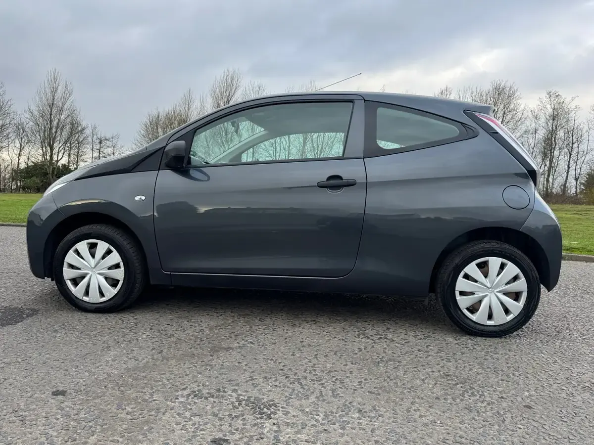Begagnad Toyota Aygo 69 HK (50 kW) 2015 Grå Halvkombi