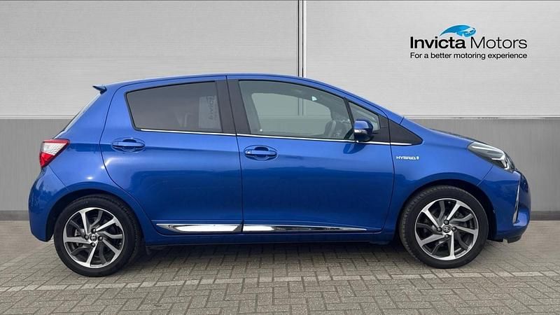 Used Toyota Yaris Hybrid 100 HP (73 kW) 2017 Blue metallic Hatchback