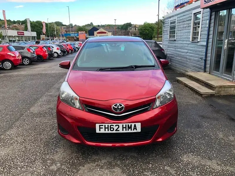 Begagnad Toyota Yaris 99 HK (72 kW) 2012 Röd Halvkombi