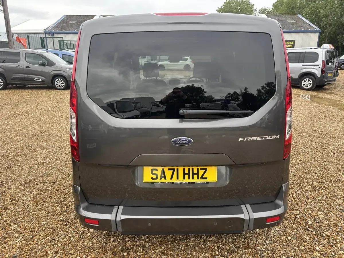 Used Ford Tourneo Titanium 120 HP (88 kW) 2021 Grey MPV