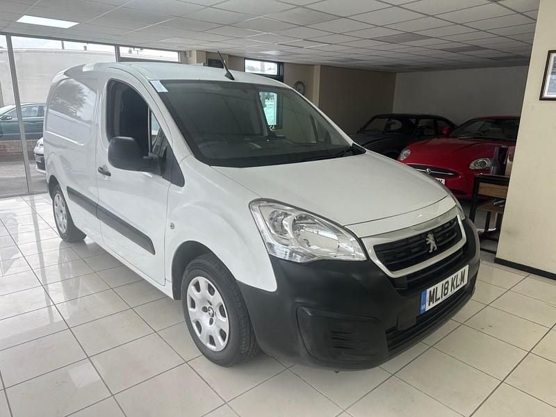White Used 2018 Peugeot Partner MPV | £3,990 (Good price) - Image 1/4