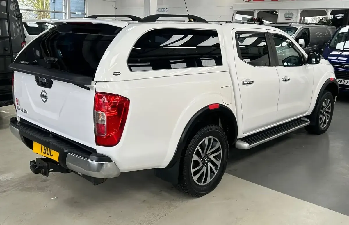 Used Nissan Navara Acenta+ 187 HP (137 kW) 2018 White Pickup