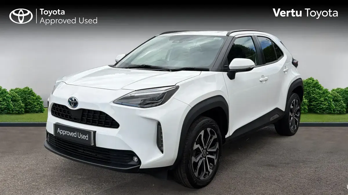 Used Toyota Yaris Hybrid Design 116 HP (85 kW) 2023 Pure white Estate