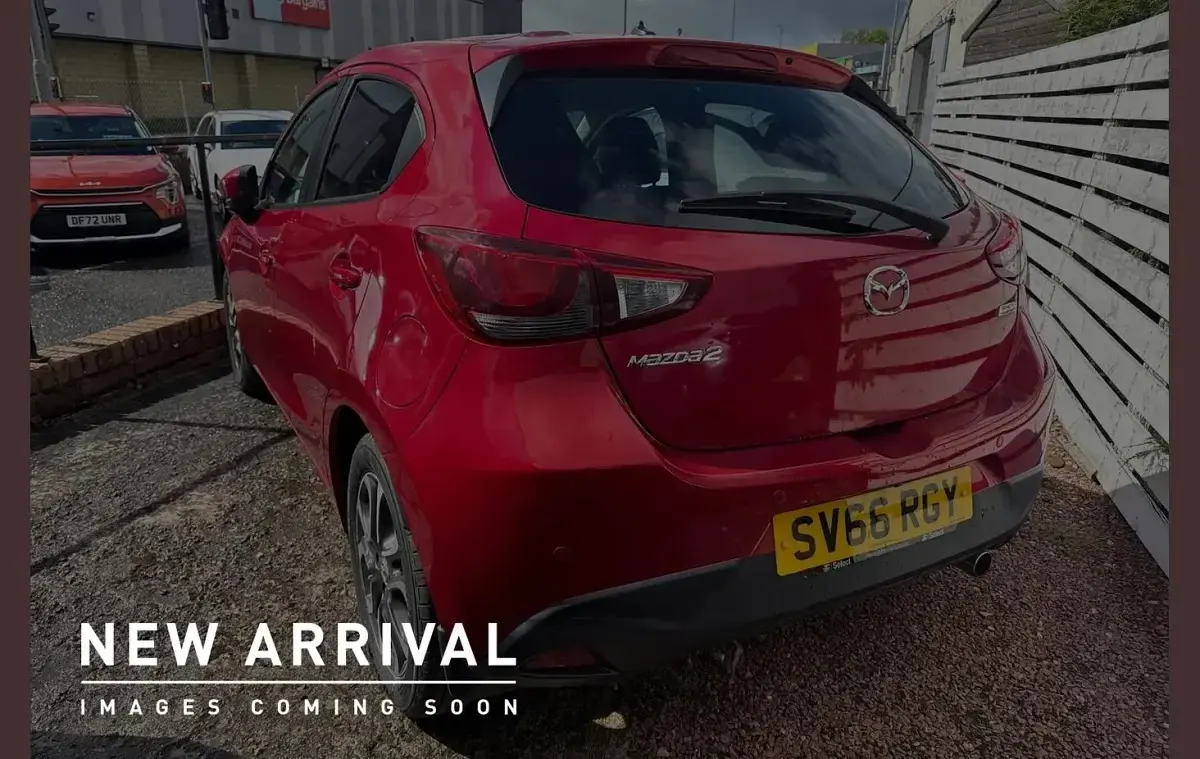 Usado Mazda 2 Inclusive 88 CV (64 kW) 2016 Rojo Utilitario