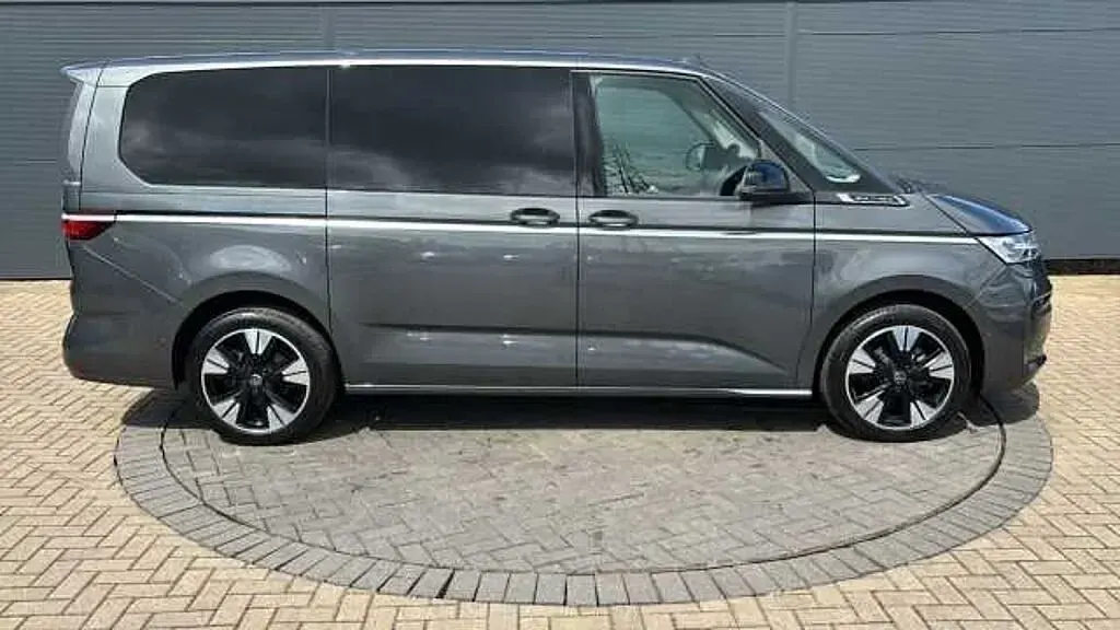 Begagnad VW Multivan Style 150 HK (110 kW) 2025 Grå Minibuss