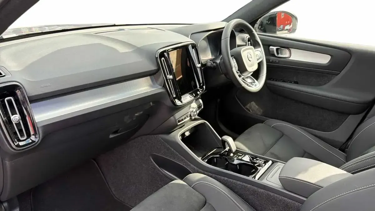 Used Volvo XC40 Plus 161 HP (118 kW) 2025 Silver SUV