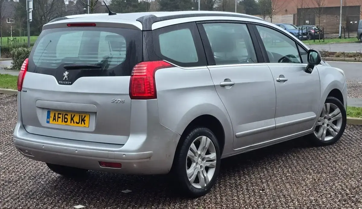 Usado Peugeot 5008 Active 120 HP (88 kW) 2016 Prateado Monovolume