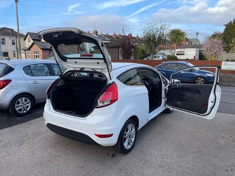 Used Ford Fiesta Zetec 82 HP (60 kW) 2014 White Hatchback