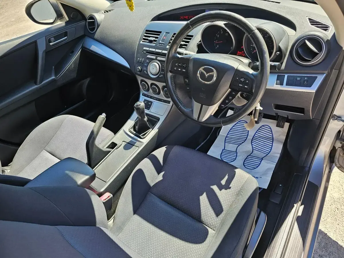 Begagnad Mazda 3 2009 Silver Halvkombi