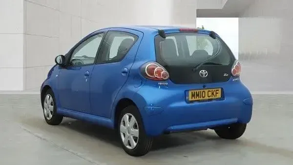 Used Toyota Aygo 68 HP (50 kW) 2010 Blue Hatchback