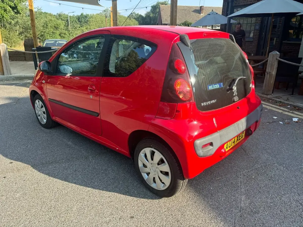 Used Peugeot 107 Active 68 HP (50 kW) 2014 Red Hatchback
