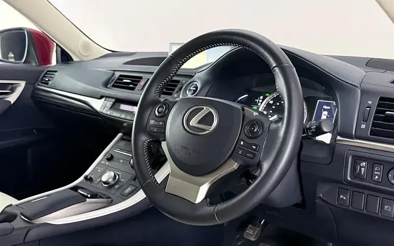 Used Lexus CT200h 136 HP (100 kW) 2018 Red Hatchback