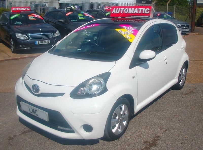Usado Toyota Aygo Style 68 HP (50 kW) 2014 Branco Citadino