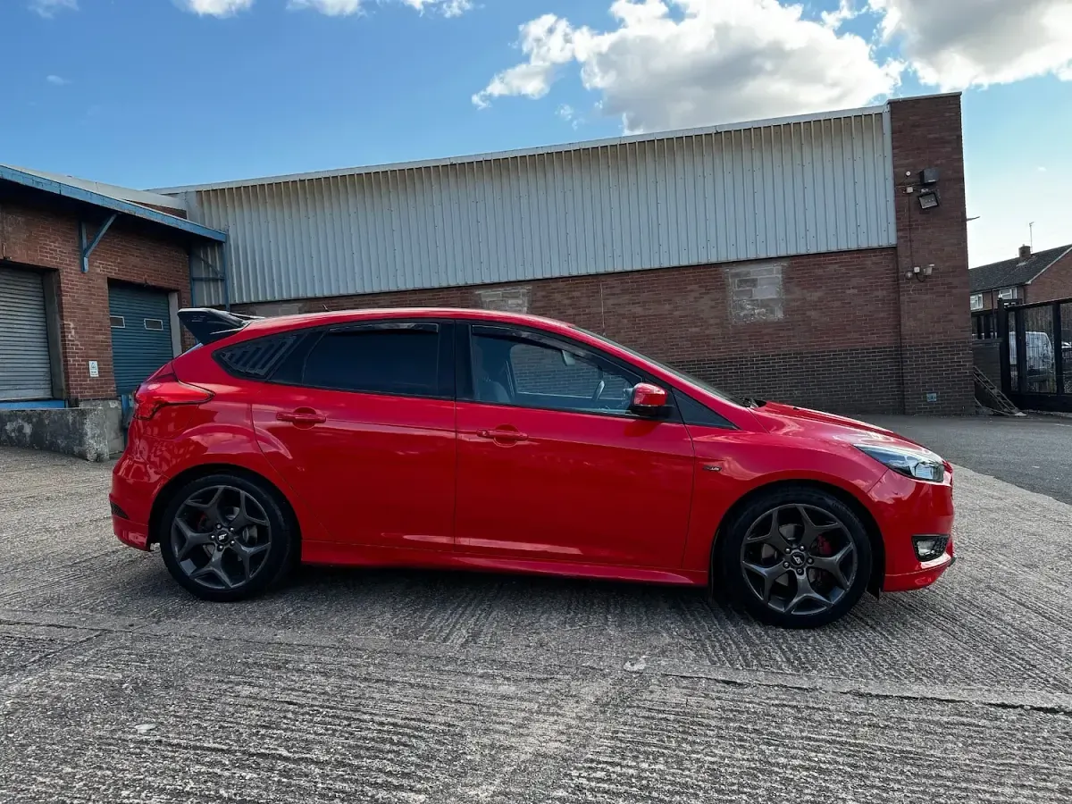 Used Ford Focus ST-Line 118 HP (86 kW) 2017 Red Hatchback