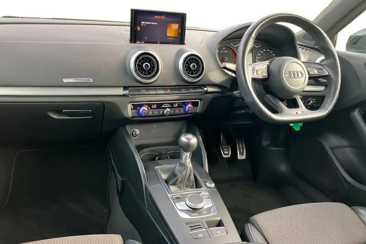 Begagnad Audi A3 S-Line 2019 Svart Sedan