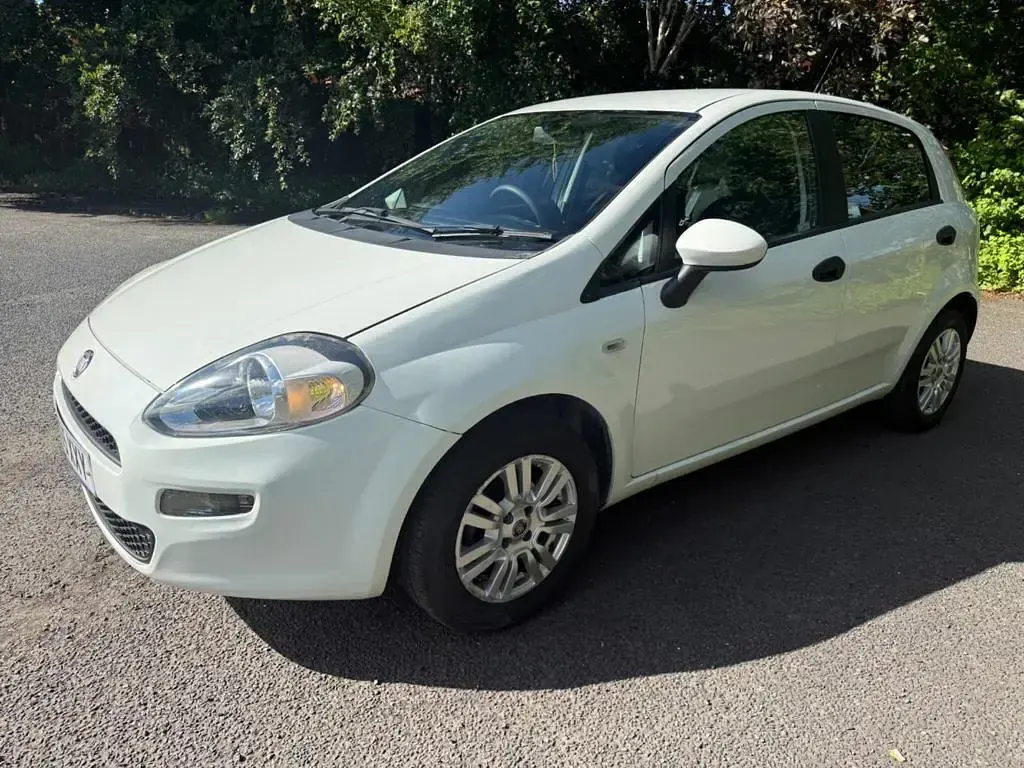 Used Fiat Punto Pop 69 HP (50 kW) 2015 White Hatchback