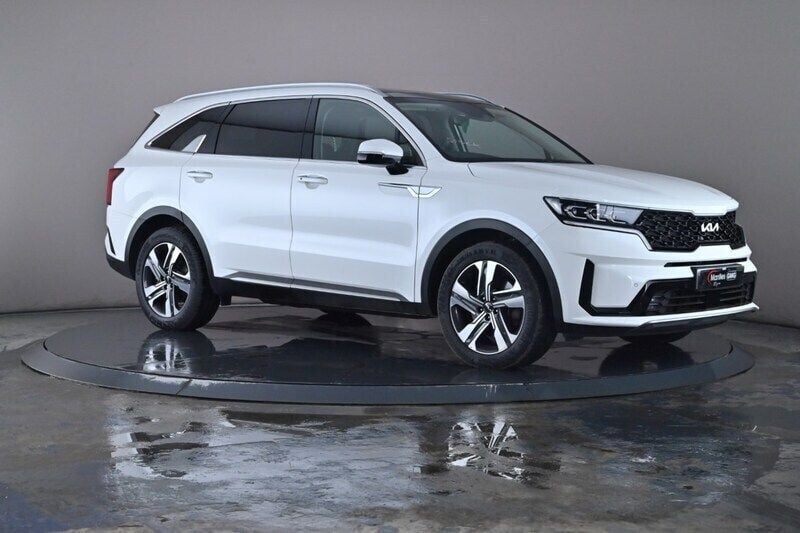 White Used 2023 Kia Sorento Vision SUV | £35,595 (Fair price) - Image 1/4