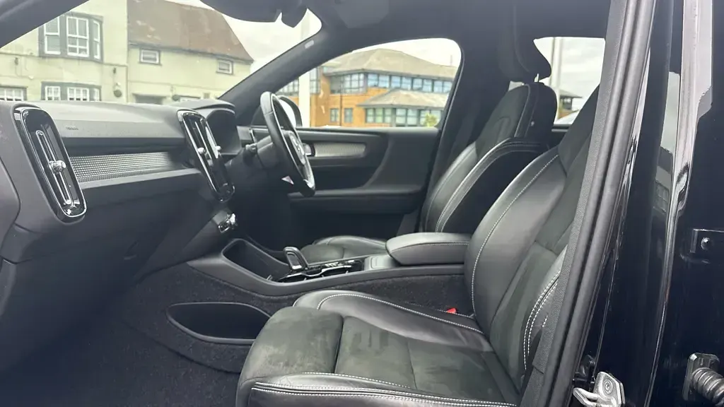 Used Volvo XC40 R-Design Pro 197 HP (144 kW) 2021 Black SUV