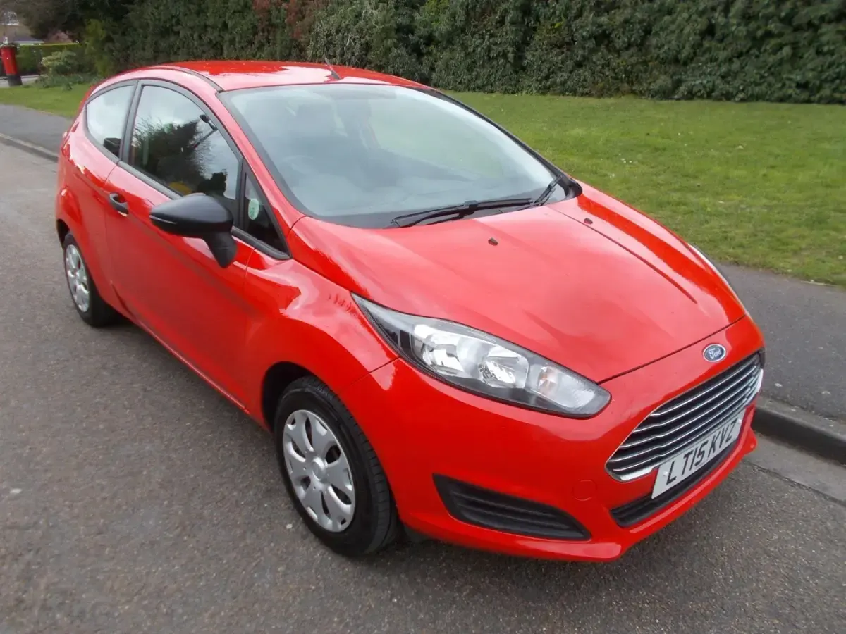 Usado Ford Fiesta Studio 82 HP (60 kW) 2015 Vermelho Citadino