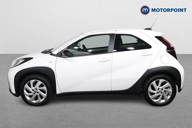Used Toyota Aygo X PURE 72 HP (52 kW) 2023 White SUV