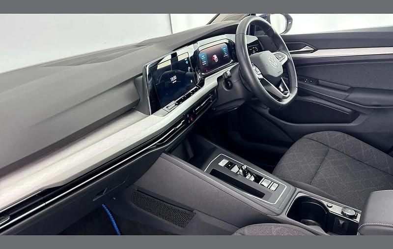 Second-hand VW Golf VIII Life 147 CP (108 kW) 2024 Albastru Hatchback