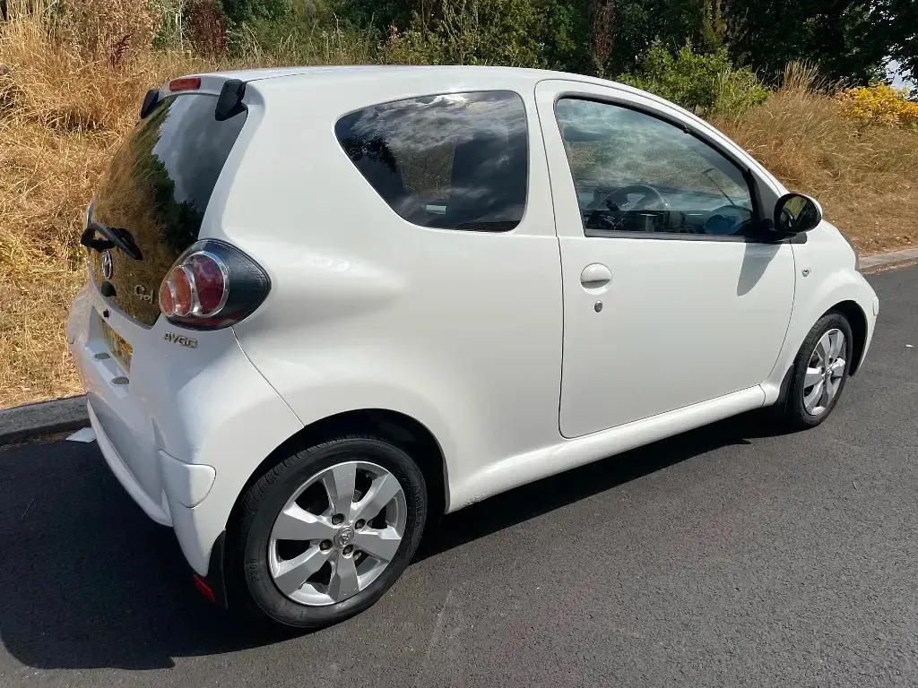 Used Toyota Aygo 68 HP (50 kW) 2012 White Hatchback