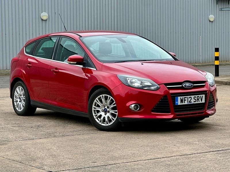 Used Ford Focus Titanium 125 HP (91 kW) 2012 Red Hatchback