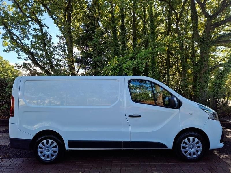 Used Renault Trafic Business 115 HP (84 kW) 2015 White MPV