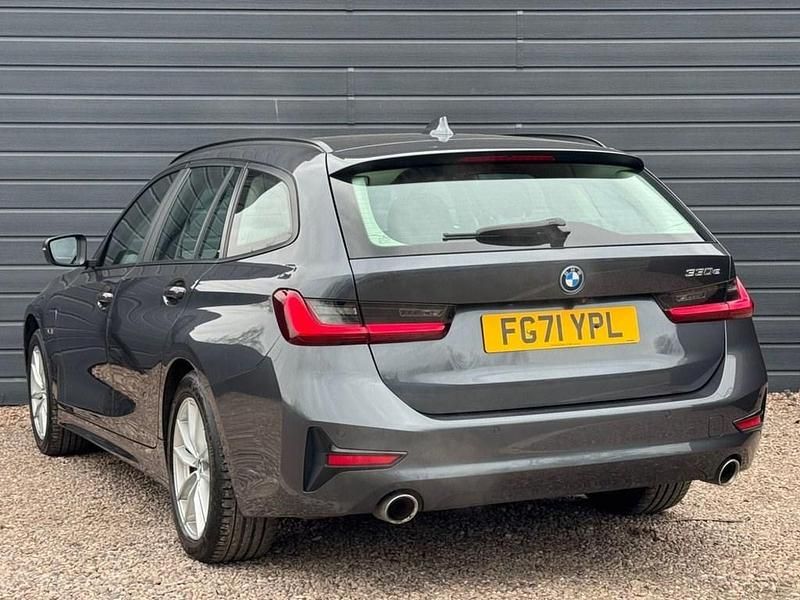 Begagnad BMW 330e Performance 2021 Grå Kombi