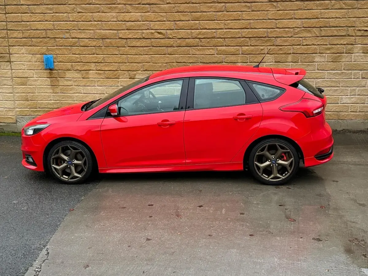 Used Ford Focus ST 185 HP (136 kW) 2016 Red Hatchback