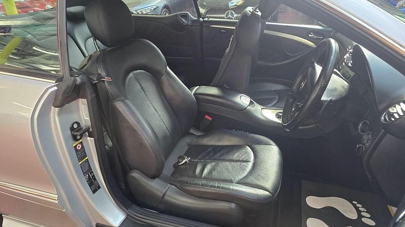 Używany Mercedes CLK280 2009 Srebrny Coupe