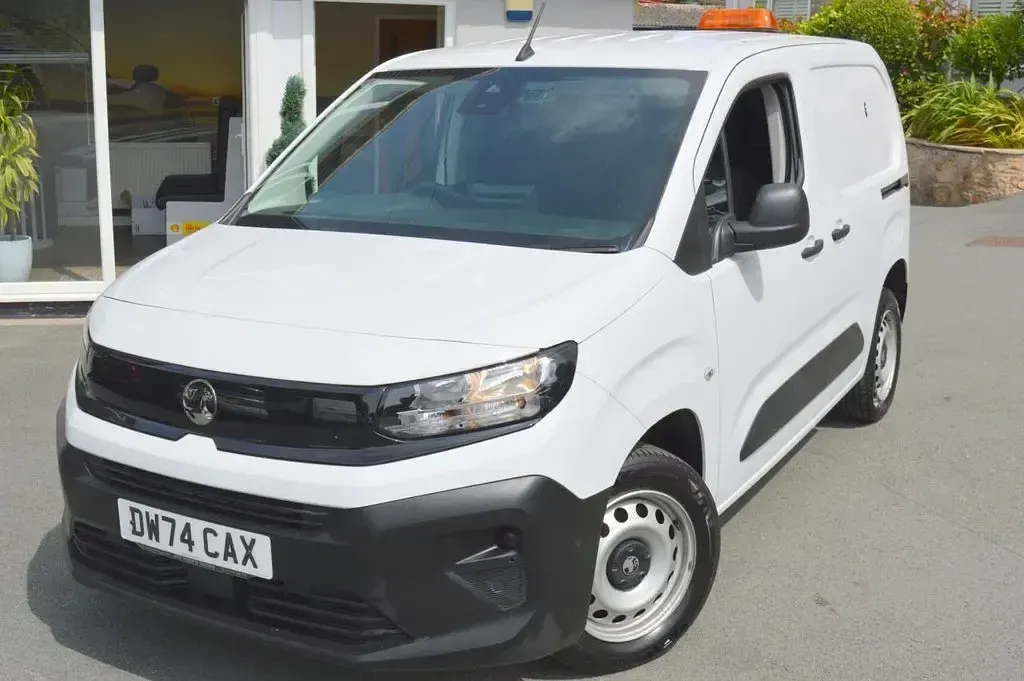 New Vauxhall Combo S 100 HP (73 kW) 2025 White MPV