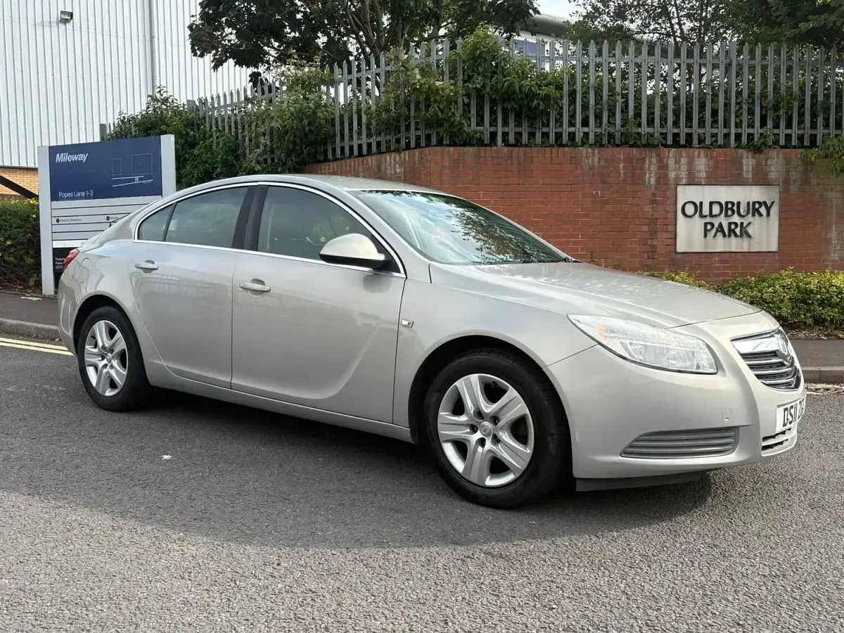 Used Vauxhall Insignia 140 HP (102 kW) 2011 Silver Hatchback