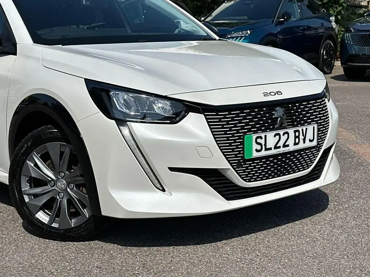Used Peugeot e-208 Allure Premium 98 kW (134 HP) 2022 White Hatchback
