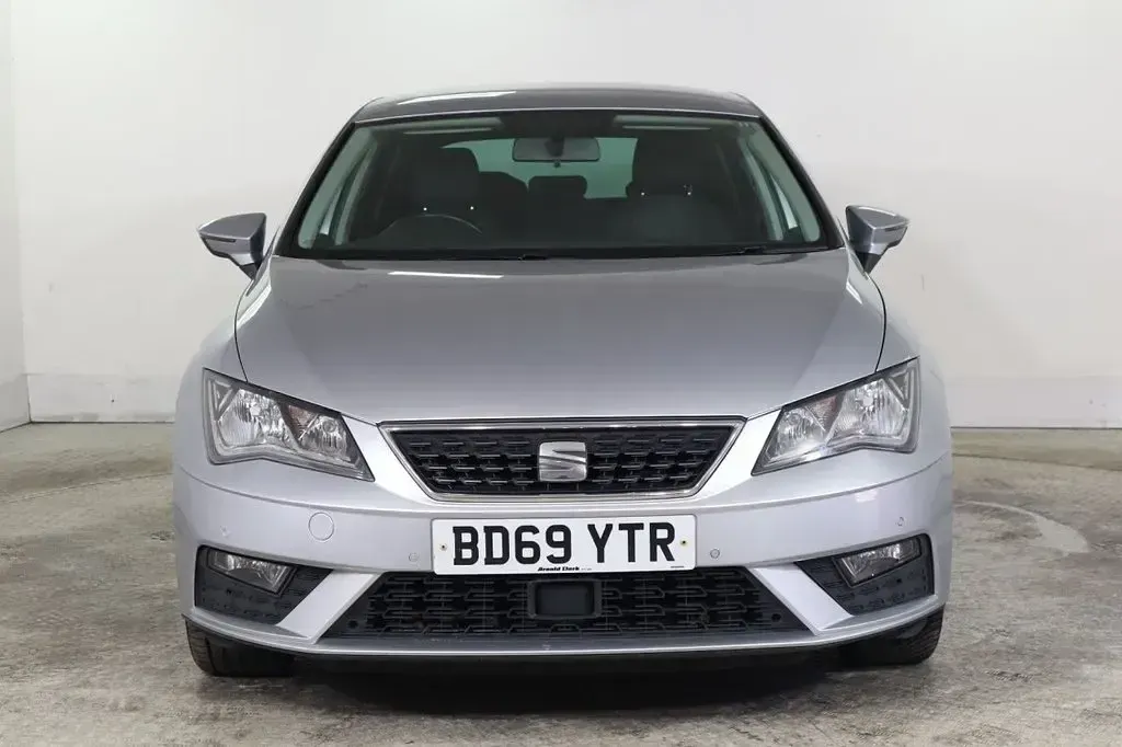 Used Seat Leon SE Dynamic 130 HP (95 kW) 2019 Silver Hatchback